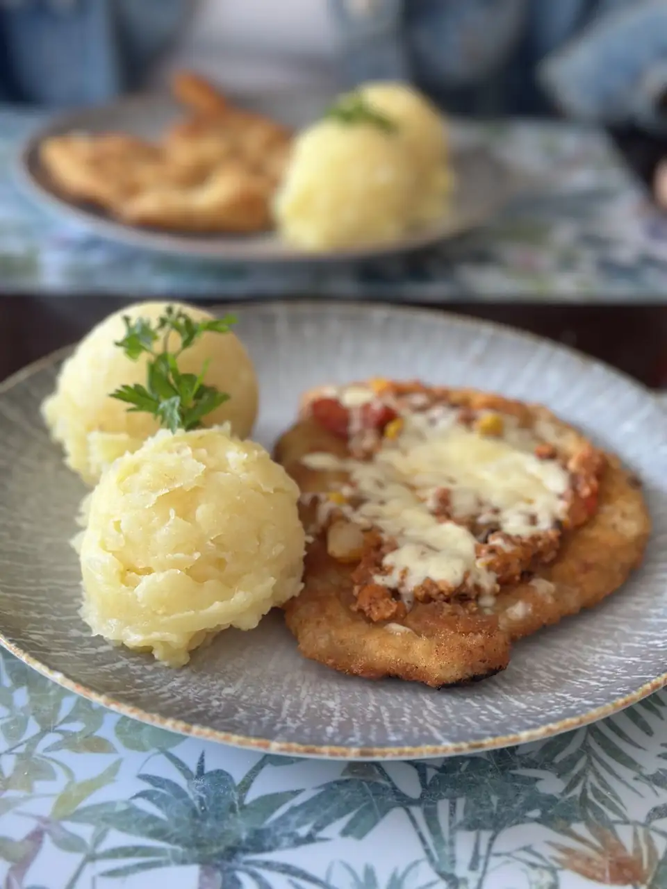 Kotlet zapiekany z serem i puree w Barze Rodzynek